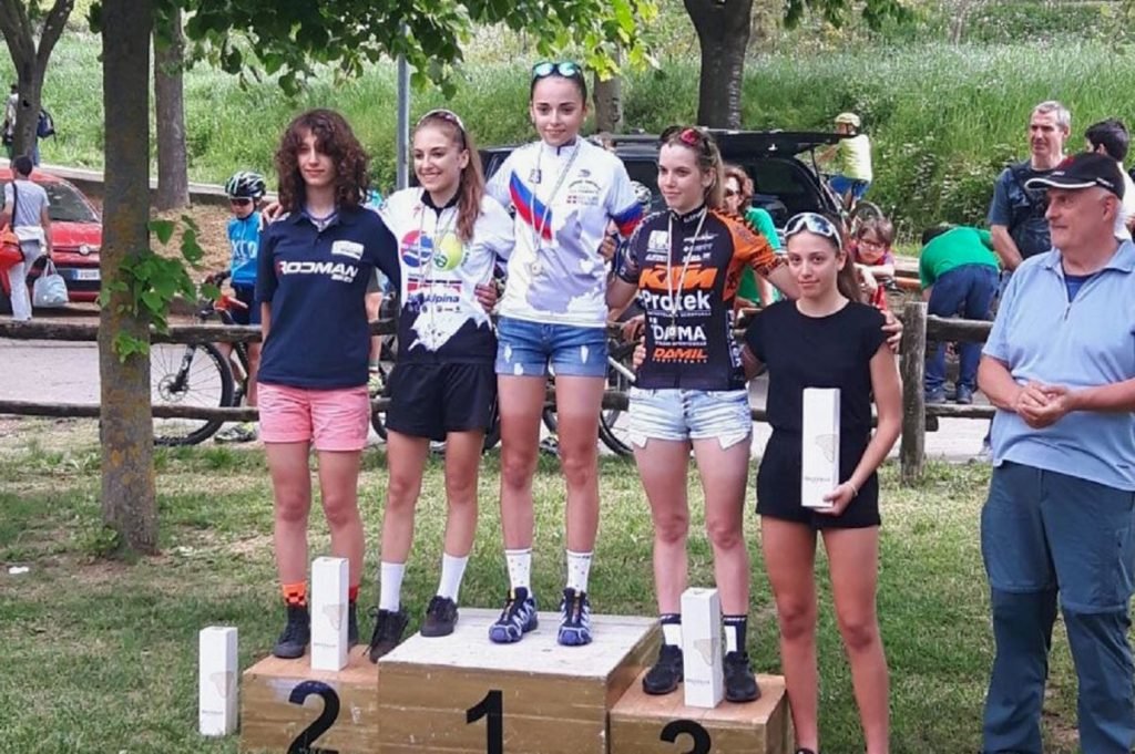 Sylvie Truc sul podio di Valenza con la maglia di Campionessa Regionale